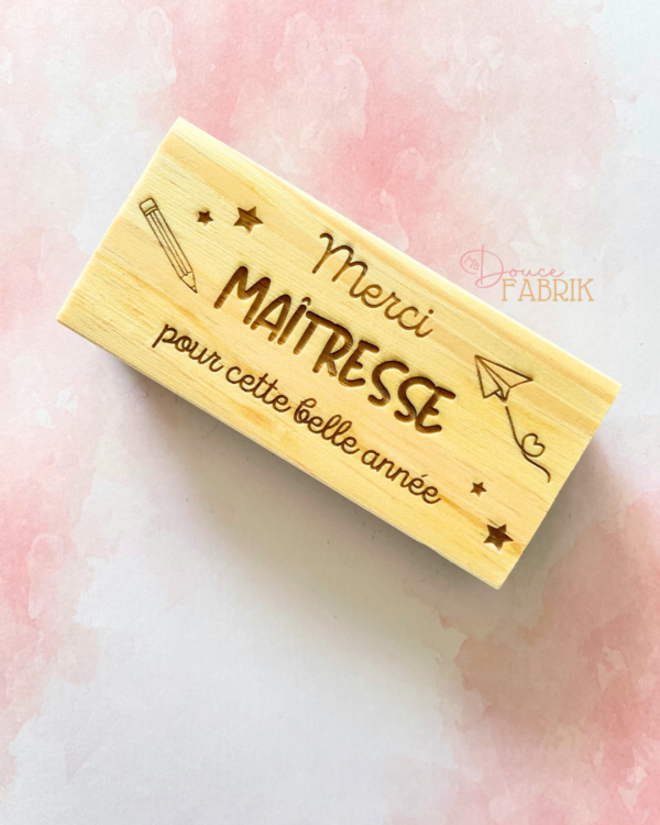 Effaceur de Tableau en Bois Gravé "Merci Maîtresse"
