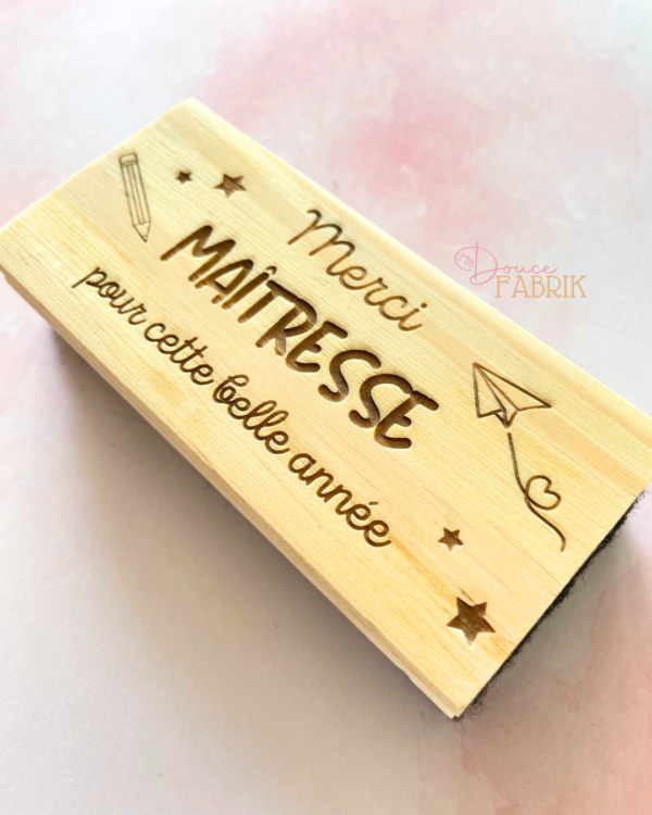 Effaceur de Tableau en Bois Gravé "Merci Maîtresse" – Image 2