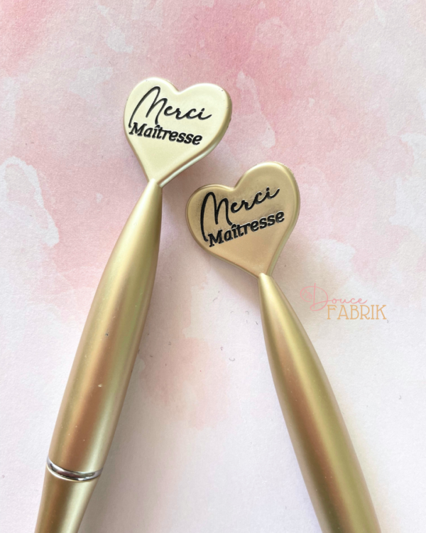 Stylo Cœur Gravé "Merci Maîtresse" – Image 2