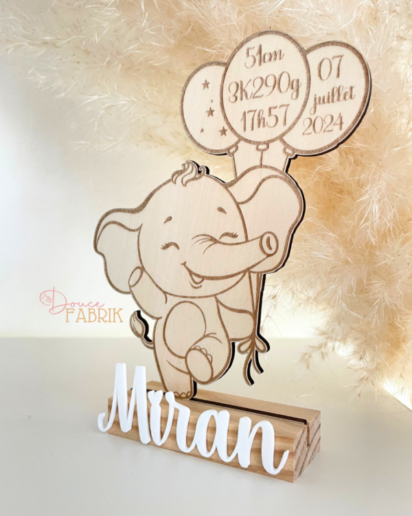 Eléphant en bois et ses ballons souvenirs de naissance – Image 3