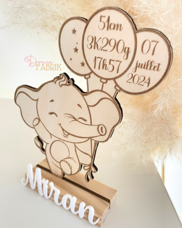 Eléphant en bois et ses ballons souvenirs de naissance – Image 2