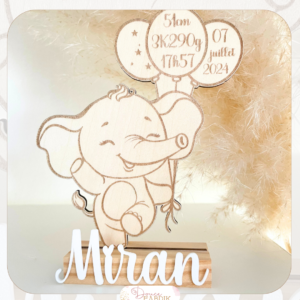 Eléphant en bois et ses ballons souvenirs de naissance