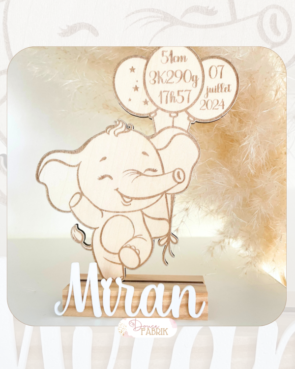 Eléphant en bois et ses ballons souvenirs de naissance