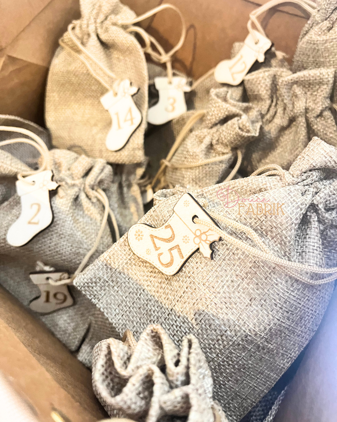 Calendrier de l'Avent à Personnaliser dans un Panier Kraft – Image 3