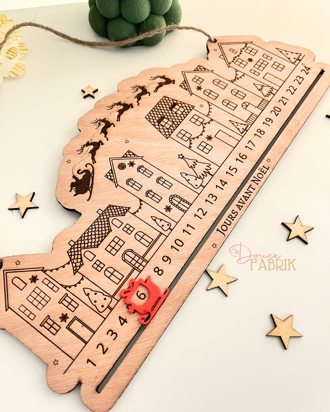 Calendrier de l’Avent en bois gravé avec traîneau 3D mobile