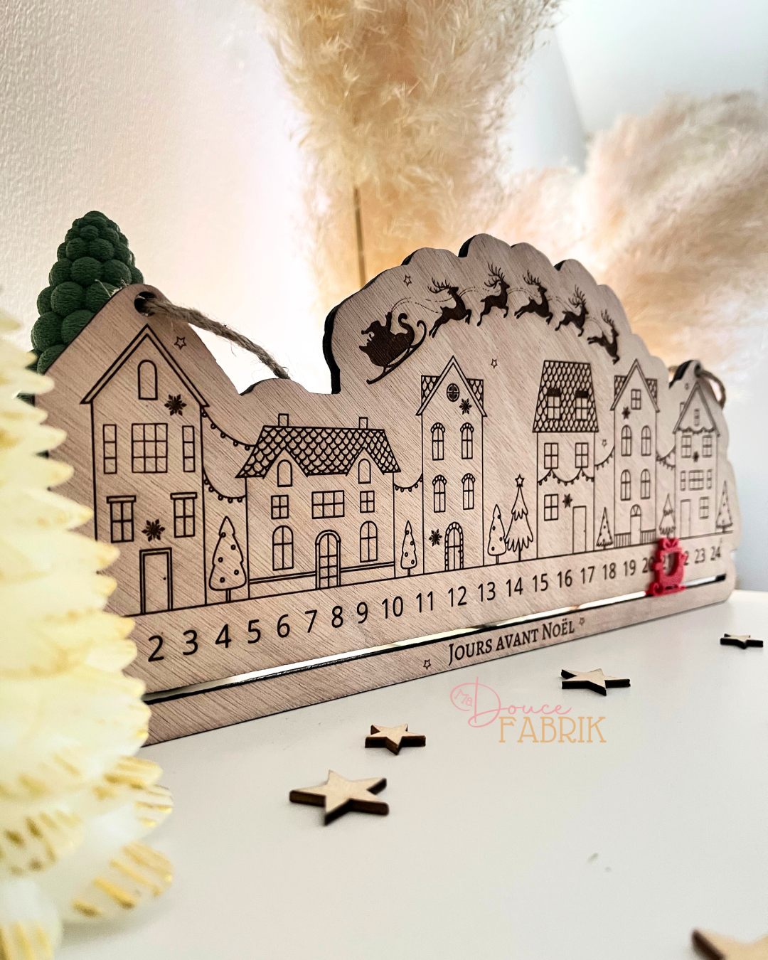 Calendrier de l’Avent en bois gravé avec traîneau 3D mobile